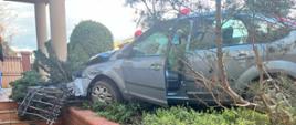 Wypadek samochodu osobowego marki FORD FOCUS na ulicy Polnej w Obornikach.