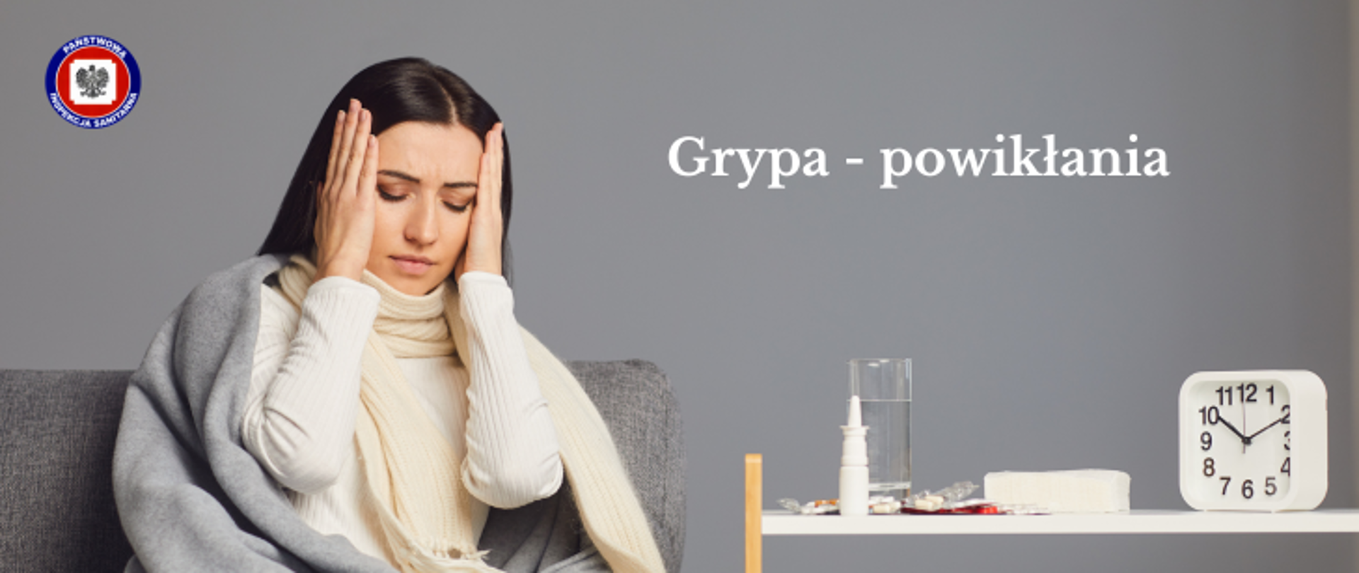 Grafika w szarej tonacji. Chora kobieta siedzi na kanapie i trzyma się za głowę, obok na stoliku leżą leki na grypę. W lewym górnym rogu logo Państwowej Inspekcji Sanitarnej. 