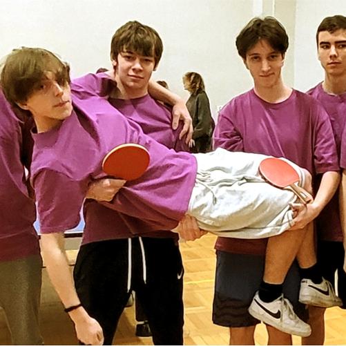 Zdjęcie przedstawia uczestników turnieju tenisa stołowego