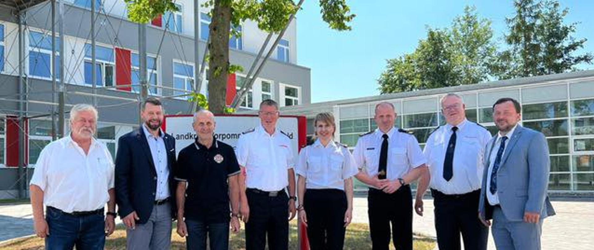 Na zdjęciu widoczni przedstawiciele strony polskiej oraz niemieckiej. Między innymi nadbryg. Jarosław Tomczyk - Zachodniopomorski Komendant Wojewódzki, druh Marek Kowalski – Prezes Zarządu Oddziału Wojewódzkiego Związku OSP RP woj. zachodniopomorskiego,
Hannes Möller – Prezydent Związku Straży Pożarnych na kraj związkowy Meklemburgię-Pomorze Przednie,
Dietgar Wille – Vice-Strarosta powiatu Vorpommern-Greifswald
Werner Hackbarth – Dyrektor Wydziału Porządku Publicznego w Urzędzie Powiatowym Vorpommern-Greifswald,
Marko Stange – Prezes Związku Straży Pożarnych powiatu Vorpommern- Greifswald,
mł. bryg. Agnieszka Beśka-Mazurek – st. specjalista ds. współpracy transgranicznej KW PSP w Szczecinie.