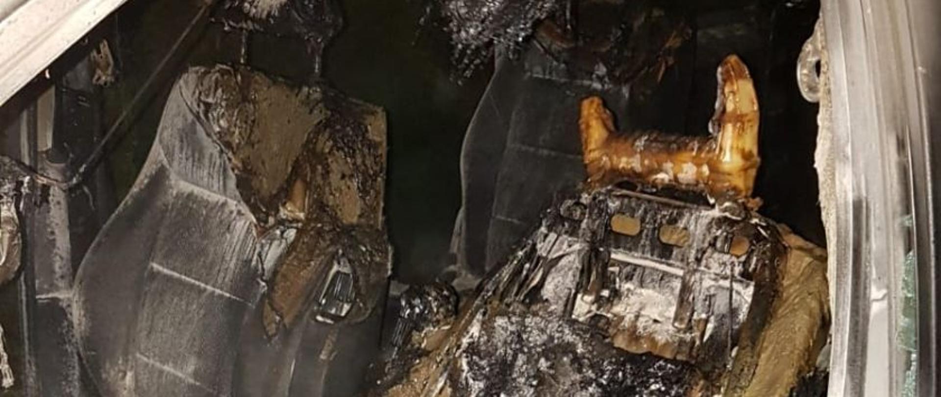 Na zdjęciu widać zniszczenia wnętrza pojazdu na skutek podpalenia. Całe wnętrze pojazdu jest uszkodzone.