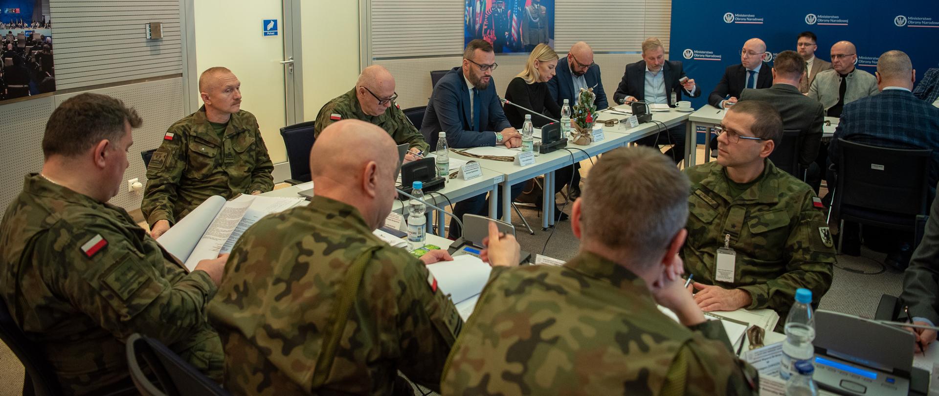 18 grudnia 2025 r. w Warszawie odbyło się posiedzenie Grupy Roboczej dla projektu „Zielony Okręg Przemysłowy Kaszubia”, z udziałem przedstawicieli Ministerstwa Infrastruktury, dyrekcji Urzędu Morskiego, pełnomocników regionalnych oraz przedstawicieli instytucji zaangażowanych w rozwój infrastruktury, energetyki i gospodarki morskiej. Prace Grupy Roboczej koordynuje Maciej Samsonowicz – Doradca Ministra Obrony Narodowej.