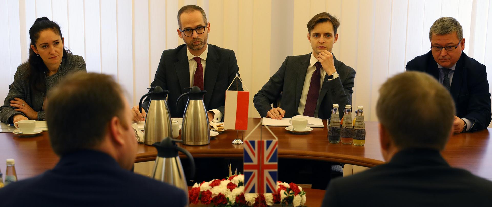 Wiceminister klimatu Adam Guibourgé-Czetwertyński na spotkaniu z Johnem Murtonem, pełnomocnikiem rządu Wielkiej Brytanii ds. organizacji COP26