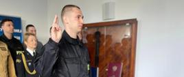 Ślubowanie nowo przyjętego strażaka Państwowej Straży Pożarnej