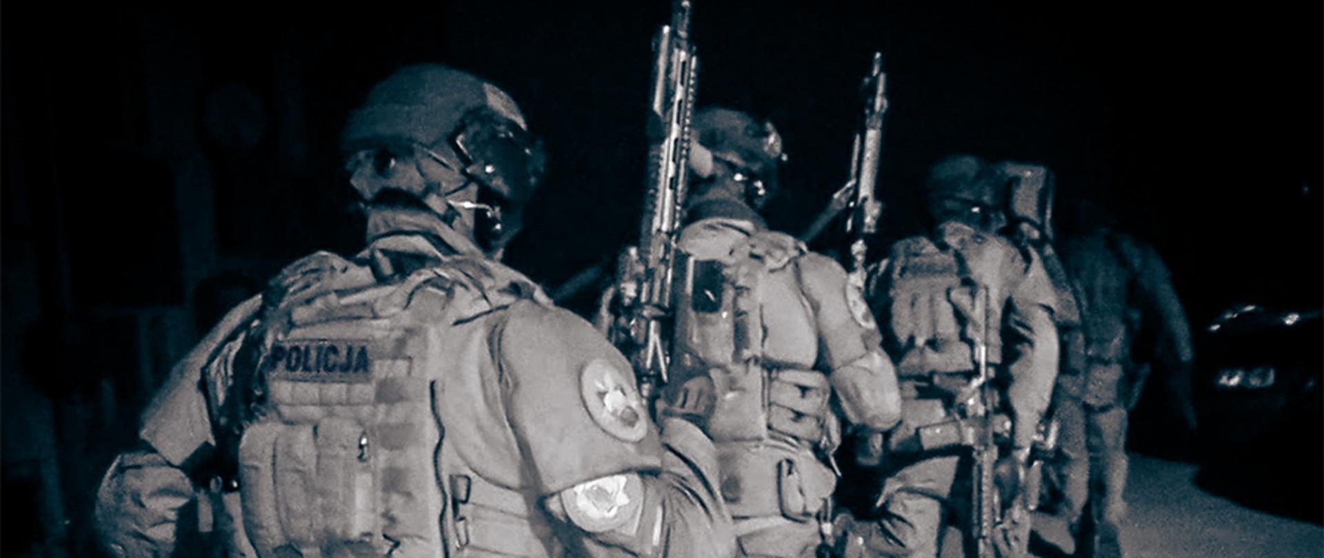 Uderzenie Podlaskiego pionu PZ PK w zorganizowaną grupę przestępczą przemycającą narkotyki z Hiszpanii do Polski. W trakcie czynności przeprowadzonych na terenie Warszawy, w mieszkaniu zajmowanym przez członka grupy, ujawniono pieniądze w łącznej kwocie prawie 3,8 miliona złotych, które prokurator zabezpieczył na poczet grożącego podejrzanemu orzeczenia w przedmiocie przepadku korzyści majątkowych.