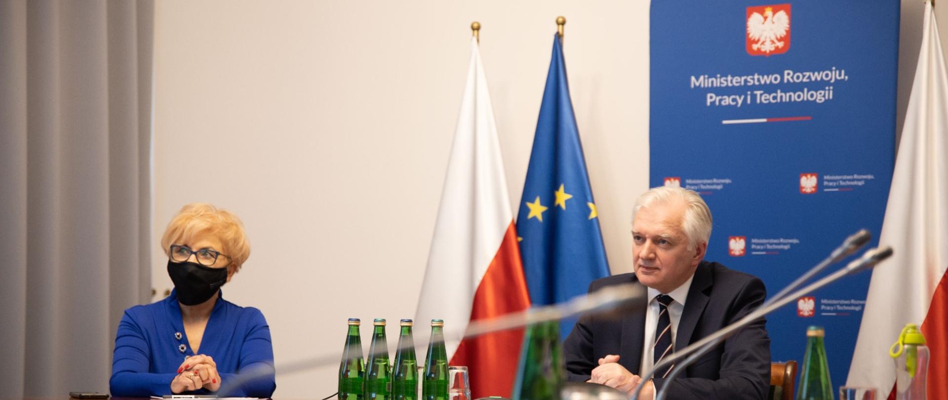 Premier Jarosław Gowin i wiceminister Iwona Michałek podczas spotkania z ministrem pracy Niemiec Hubertusem Heilem