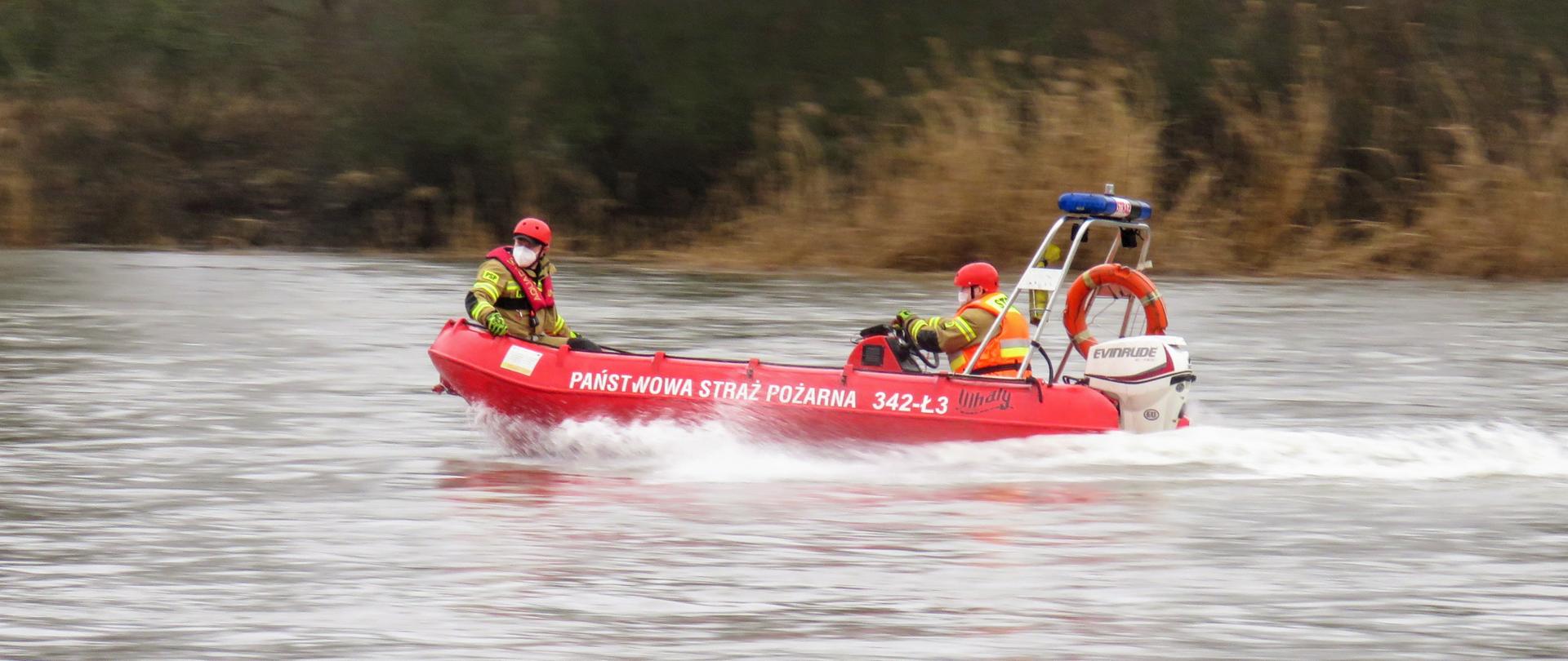Rozpoznanie operacyjne stanu przeciwpowodziowego - strażacy w łodzi