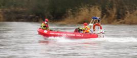 Rozpoznanie operacyjne stanu przeciwpowodziowego - strażacy w łodzi