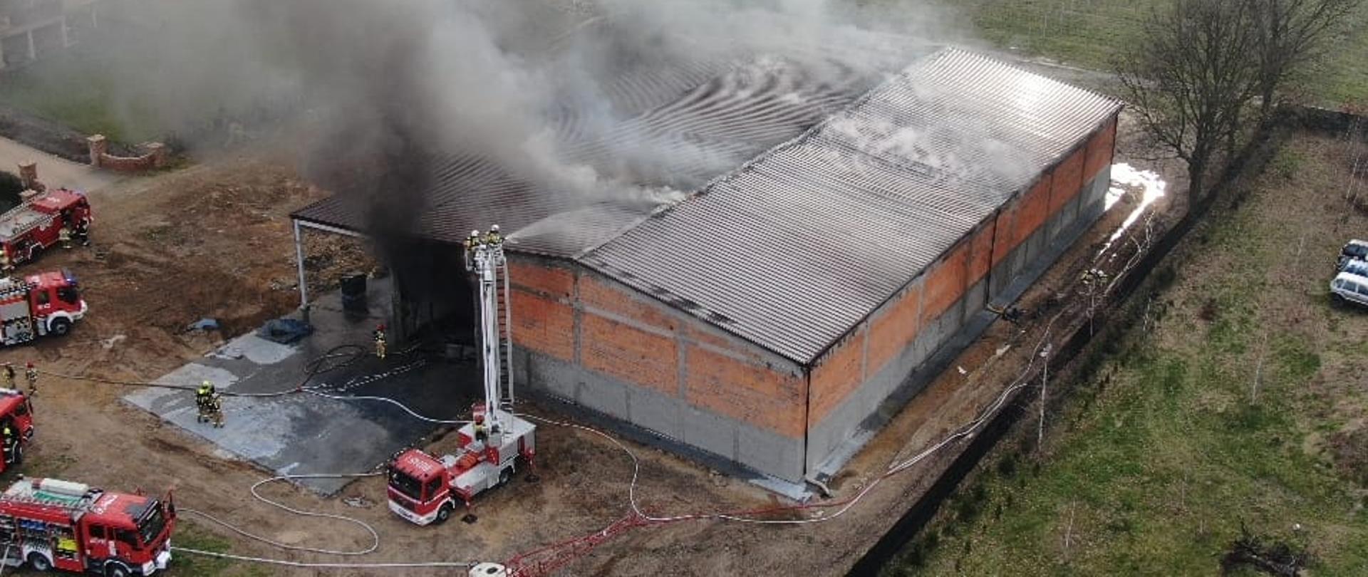 Pożar hali magazynowo- garażowej.