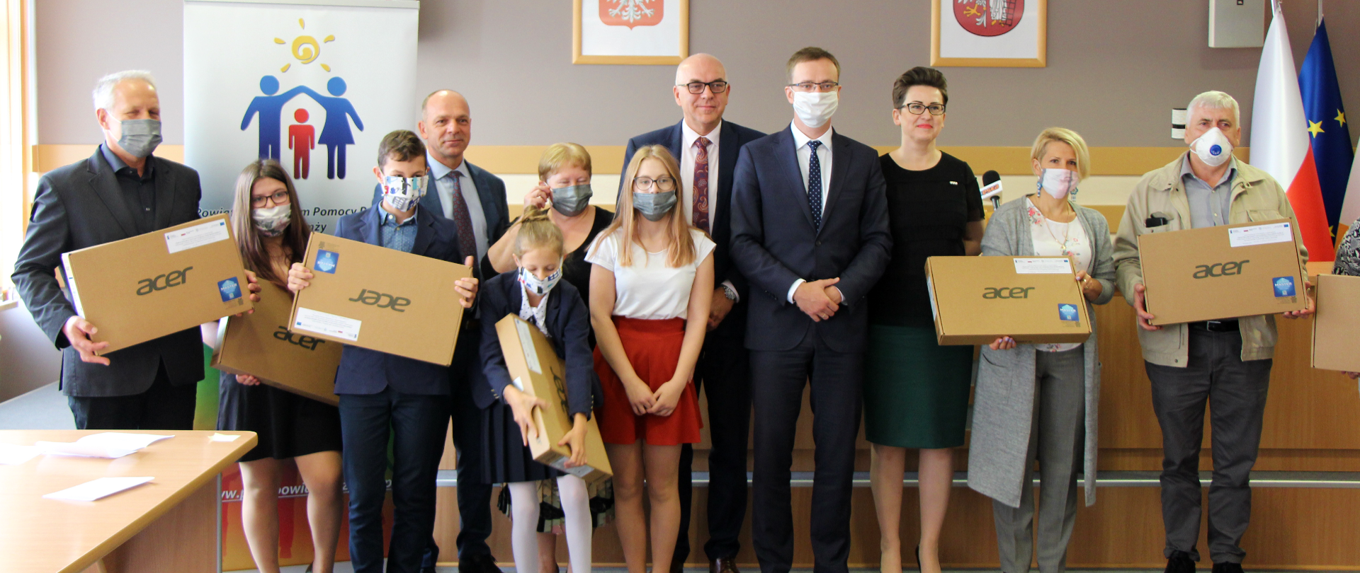Sprzęt komputerowy trafił do dzieci w pieczy zastępczej w powiecie łomżyńskim