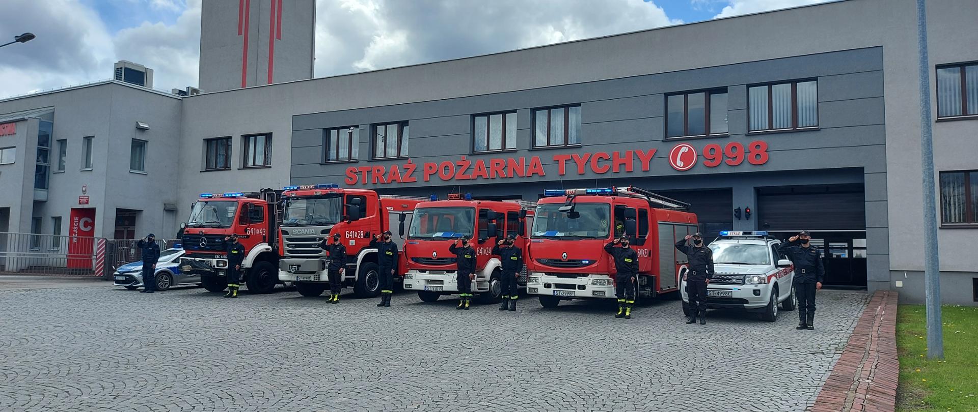 Oddanie honoru ku czci Michała przy Komendzie Miejskiej Państwowej Straży Pożarnej w Tychach