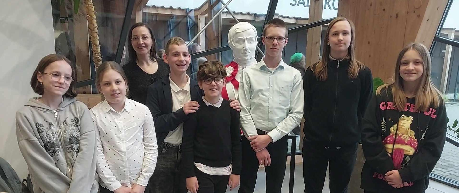 uczniowie klasy gitary na zdjęciu grupowym podczas wyjazdu na koncert wirtuoza gitary Marcina Dylla w Tarnowie