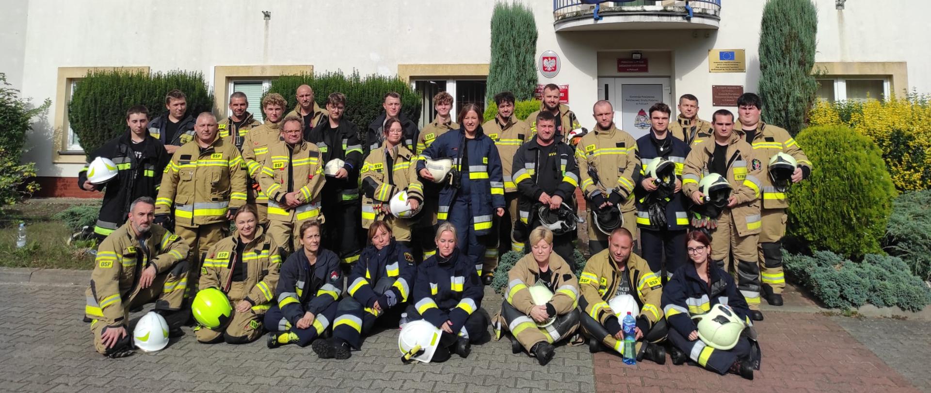 Kursanci szkolenia podstawowego OSP pod siedzibą KP PSP w Policach
