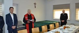 Poświęcenie opłatków wigilijnych przez Kapelana strażaków w obecności Zastępcy Komendanta Państwowej Straży pożarnej w Ropczycach oraz Wiceprezesa zarządu Koła Emerytów i Rencistów
