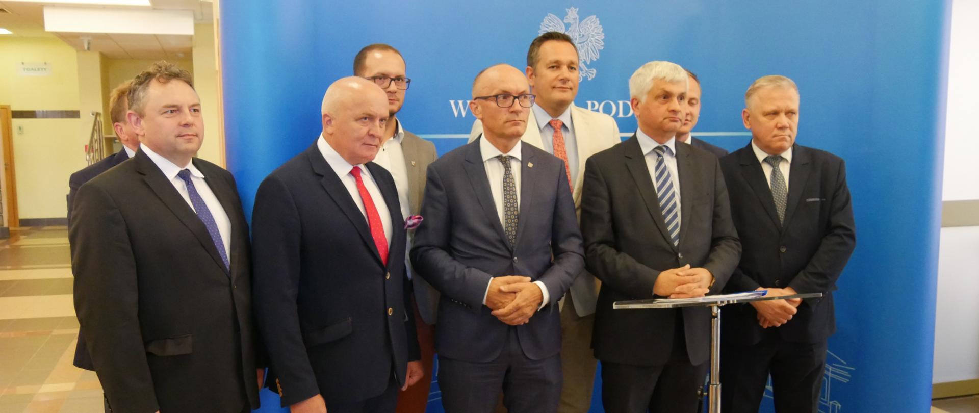 Wojewoda podlaski Bohdan Paszkowski i samorządowcy konferencji prasowej dotyczącej przywracania połączeń lokalnych