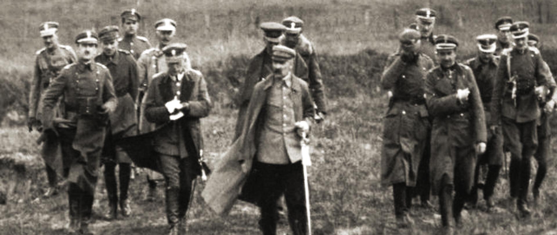 Naczelnik Państwa Józef Piłsudski ze sztabem oficerskim, 1920 r. Autor nieznany. Źródło - Wikimedia Commons [25.06.2020]; Centralne Archiwum Wojskowe, Warszawa