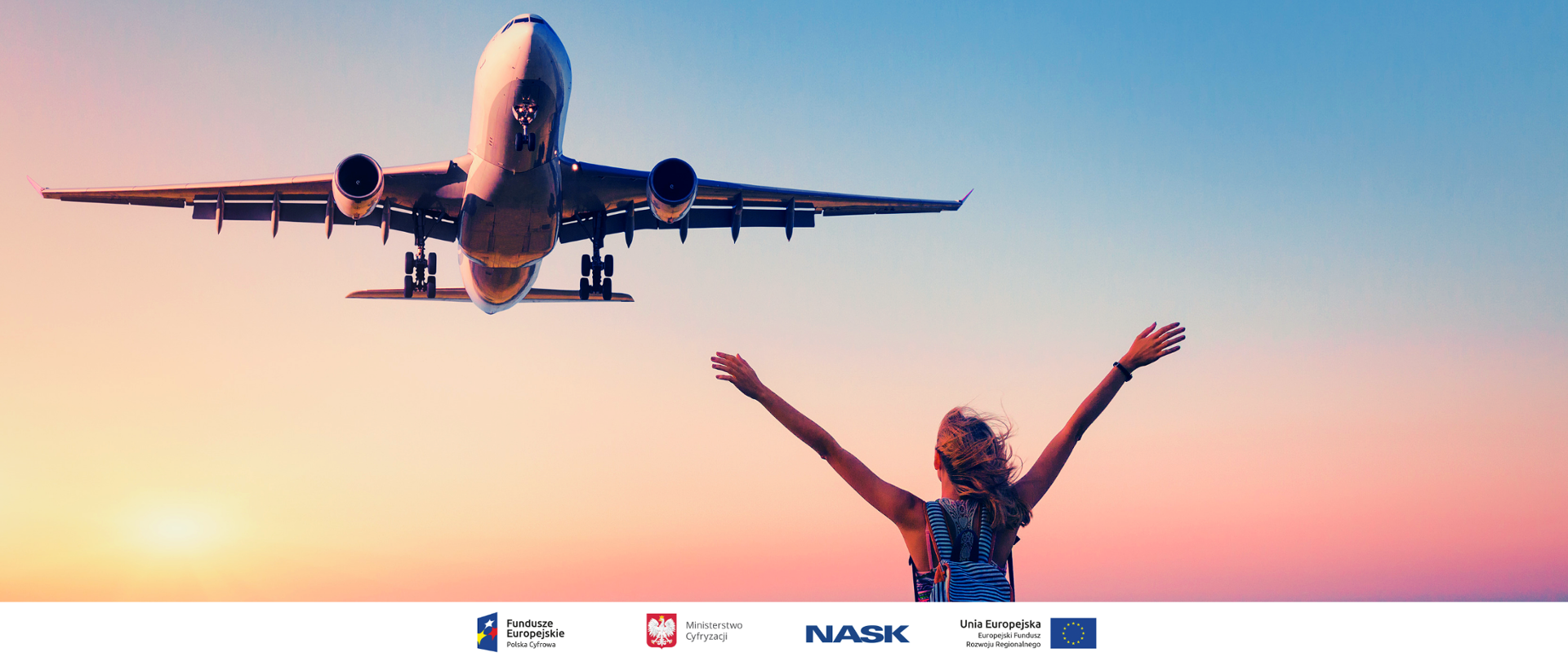 Dziewczyna stoi z rozłożonymi rękami i plecakiem. Patrzy na przelatujący samolot