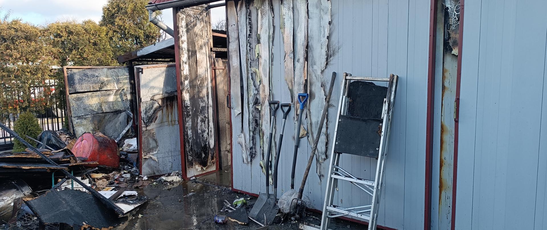 Zdjęcie przedstawia garaż po pożarze.