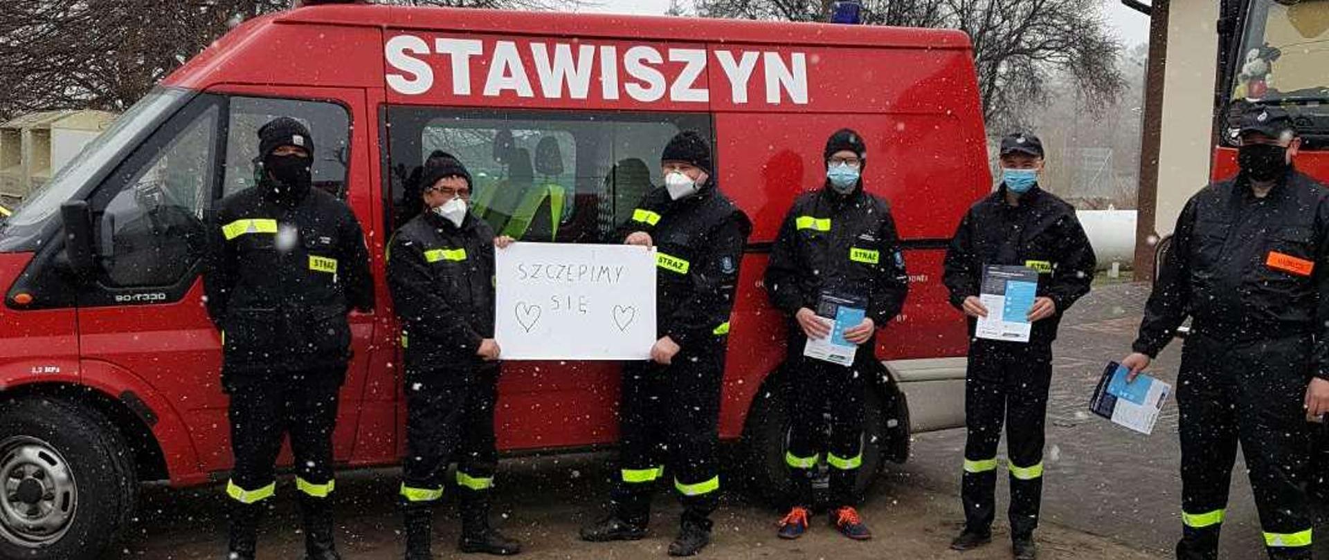 Druhowie z OSP Stawiszyn prowadzą kolportaż ulotek - Zarejestruj się na szczepienie.