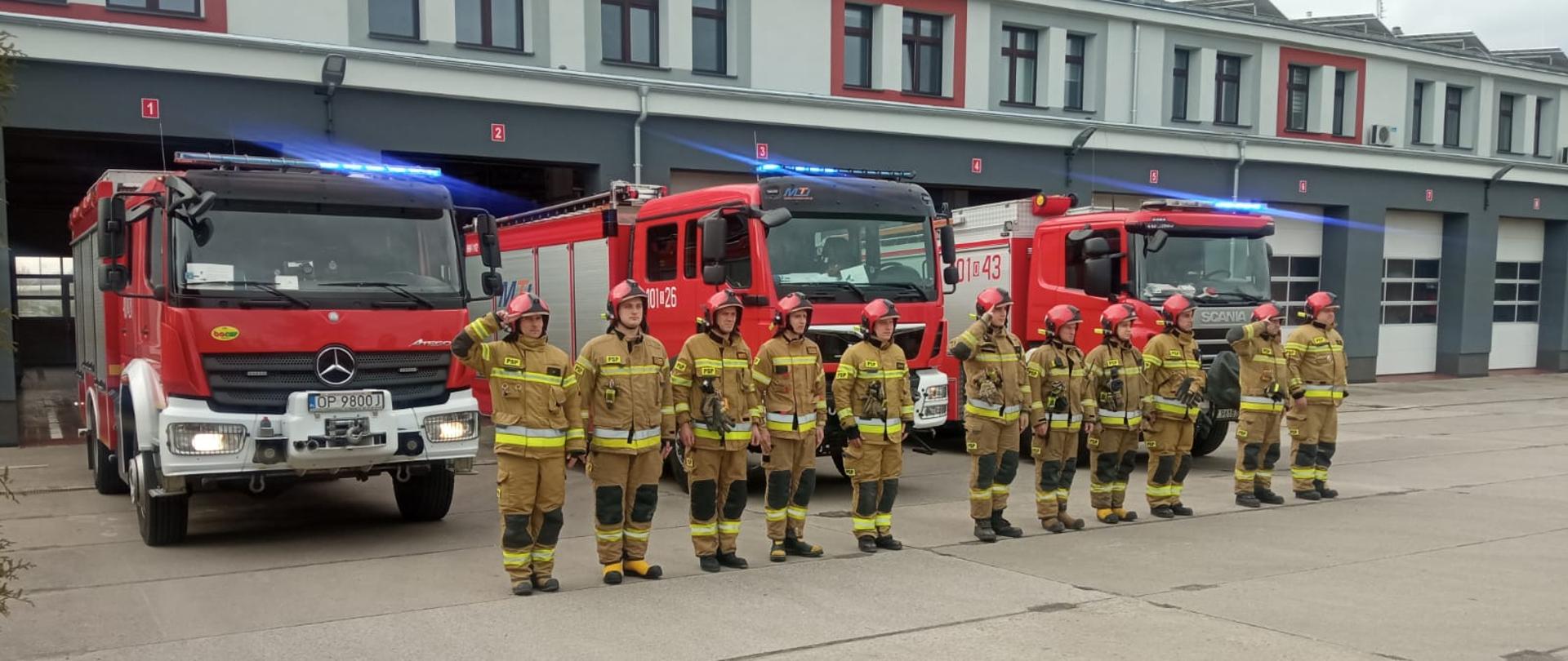 Strażacy oddają hołd ofiarom katastrofy pod Smoleńskiem.