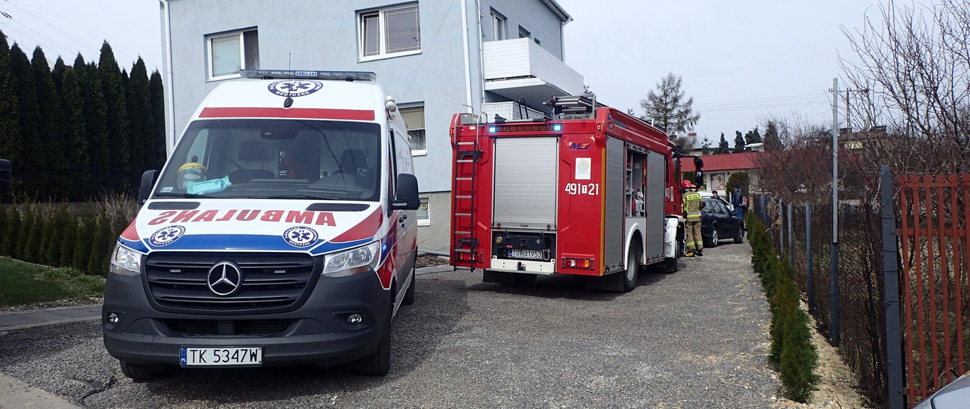 Służby ratownicze przed budynkiem na ul. 6 września w Starachowicach