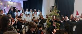 Galeria 26 zdjęć - uczniowie odświętnie ubrani grają na instrumentach kolędy i pastorałki - 17.12.2025