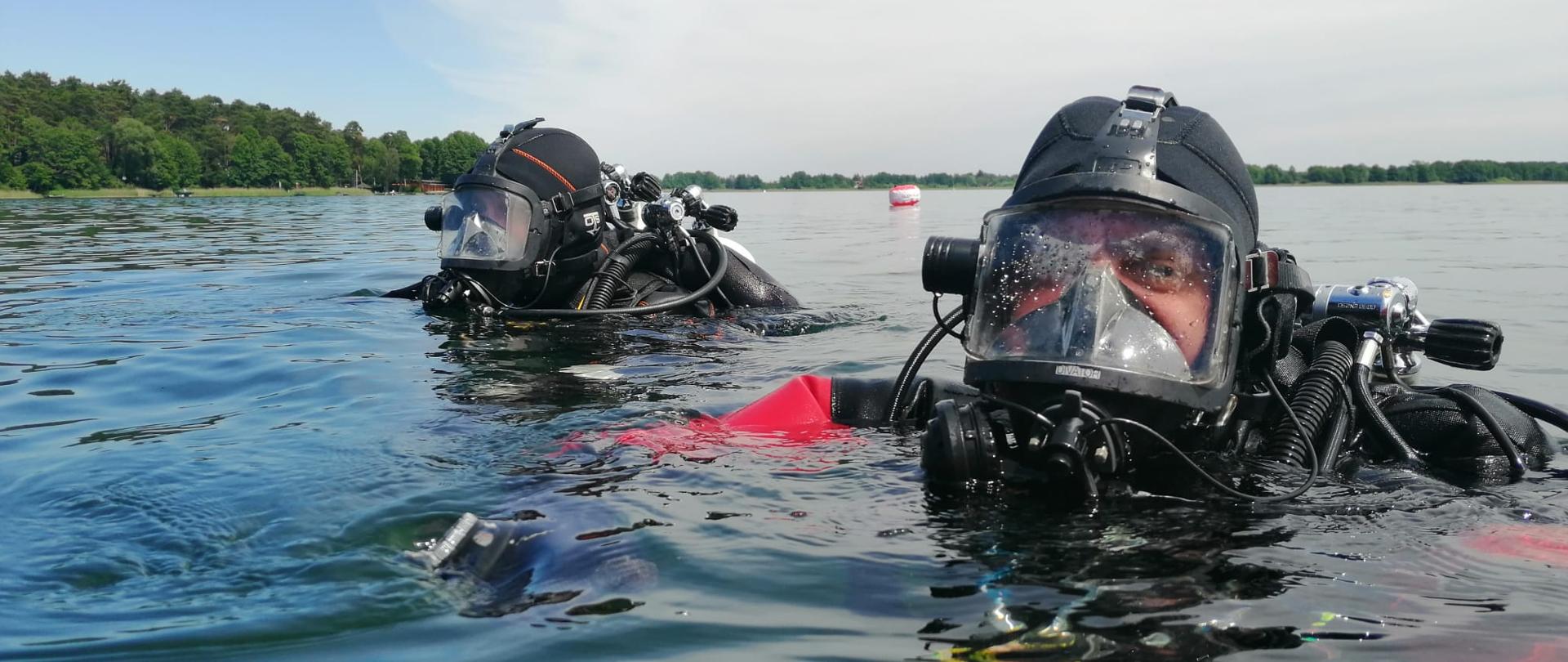 dwóch nurków we wodzie