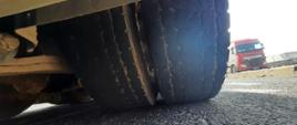 Nadmiernie zużyte opony kontrolowanego pojazdu ciężarowego.