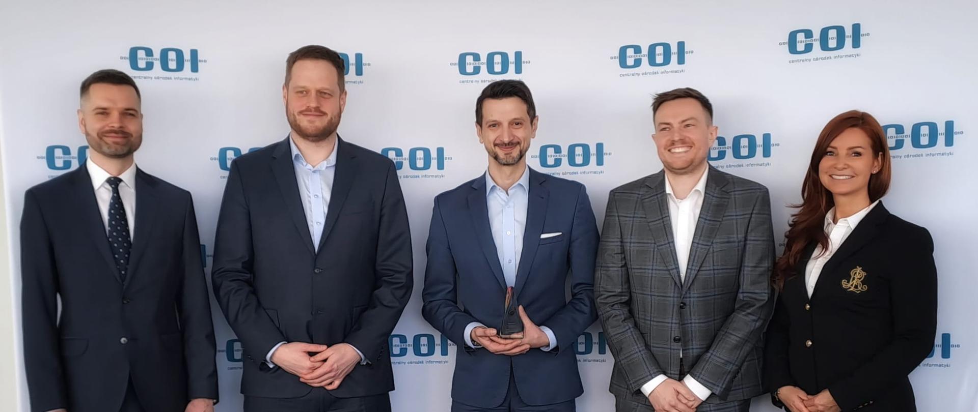 Kierownictwo COI odebrało prestiżową nagrodę „Gartner Eye on Innovation Awards 2022” za projekt „COI dla Ukrainy” 