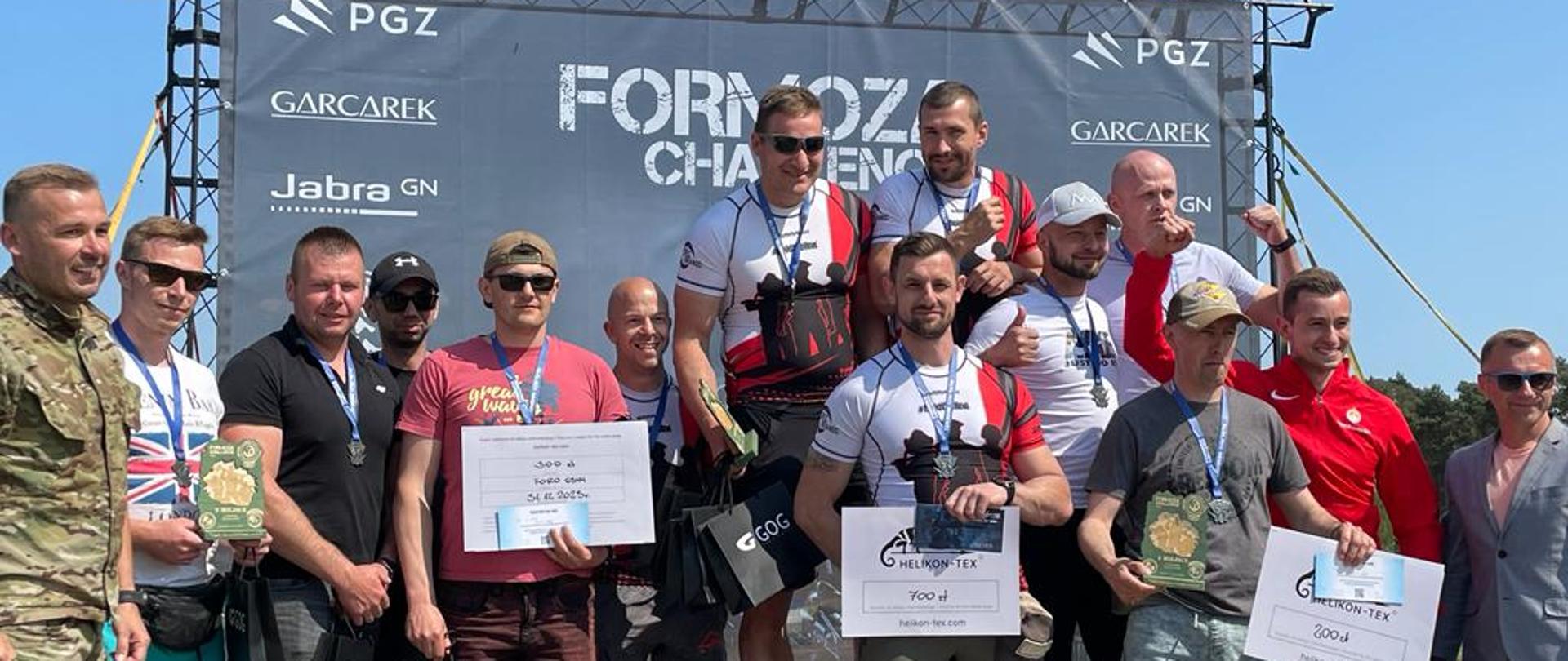Zdjęcie przedstawia pierwsze miejsce w klasyfikacji drużynowej uplasowali się funkcjonariusze KM PSP w Słupsku ogn. Krzysztof Bąbel i ogn. Maciej Zduński, którzy wystartowali w prestiżowym biegu „Formoza Challenge 2023”