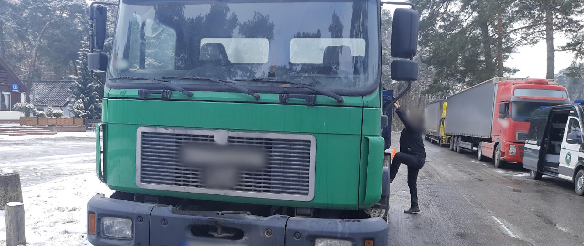 Miejsce kontroli wywrotki zatrzymanej na krajowej „siódemce” w pobliżu Warszawy przez patrol mazowieckiej Inspekcji Transportu Drogowego.