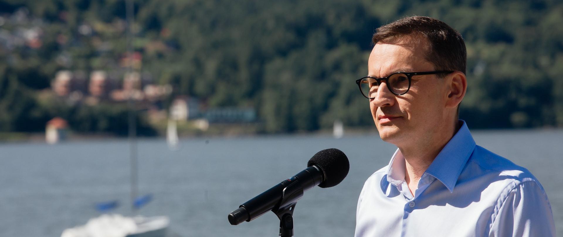 Prime Minister Mateusz Morawiecki and Minister Grzegorz Puda during their visit to Lake Żywieckie.