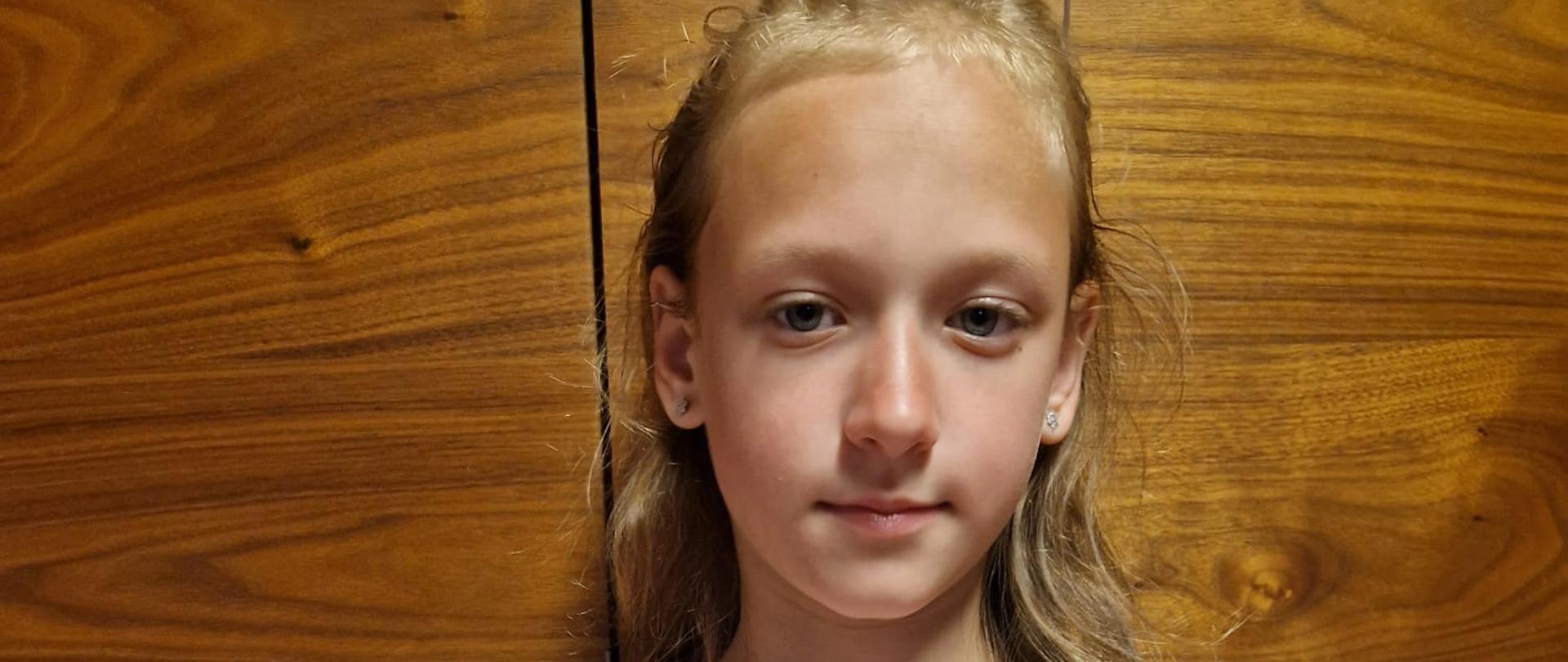 Zdjęcie Amelii Chwast trzymająca dyplom