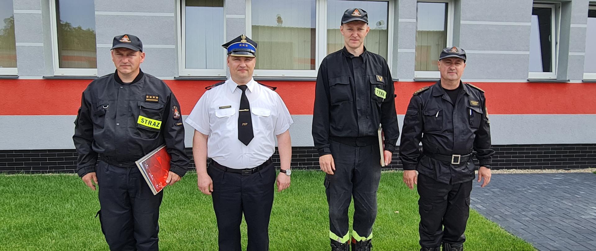 Gratulacje dla funkcjonariuszy