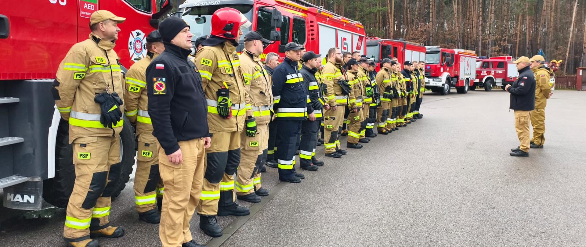 Zdjęcie przedstawia zbiórkę strażaków podczas podsumowania ćwiczeń.
