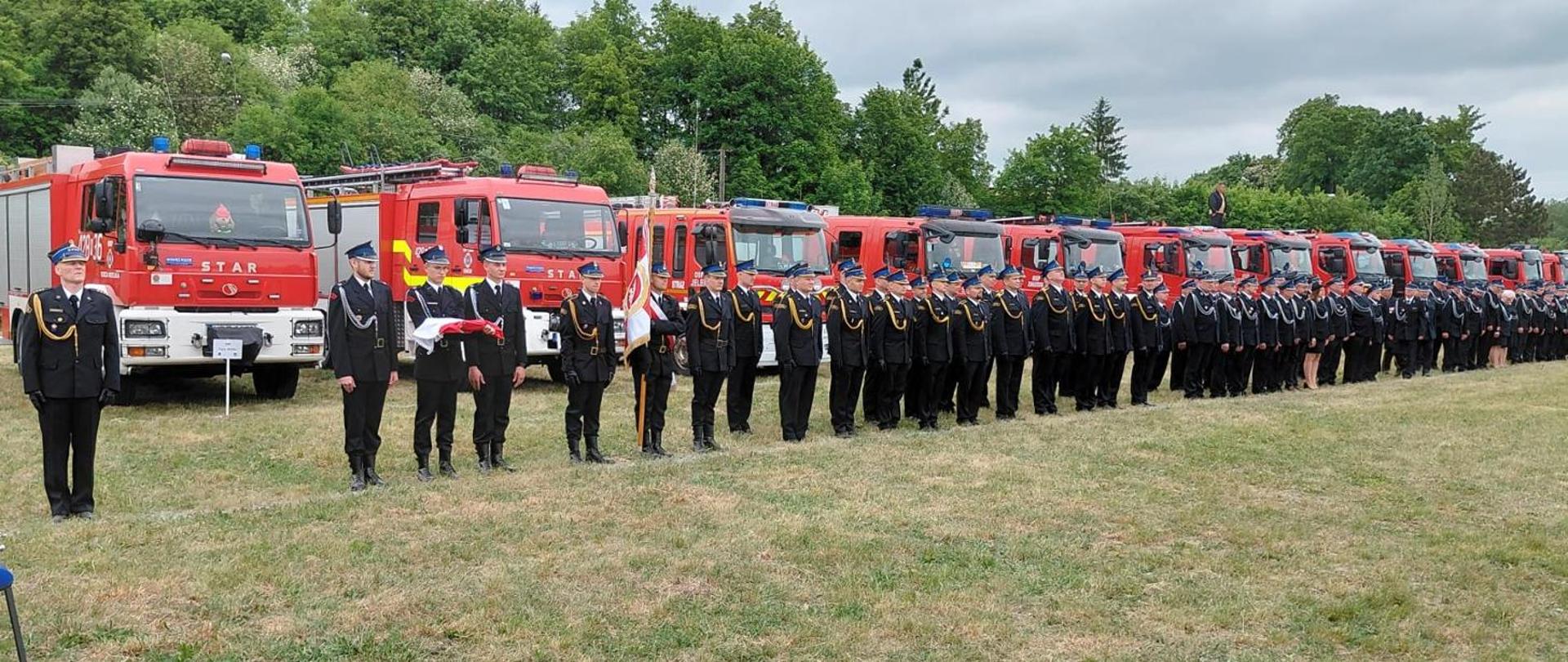 Na zdjęciu pododdział strażaków w trakcie uroczystego apelu z okazji dnia strażaka 