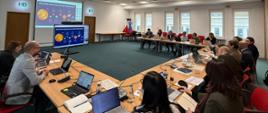 Na zdjęciu uczestnicy spotkania, grupa kilkunastu osód w sali konferencyjnej