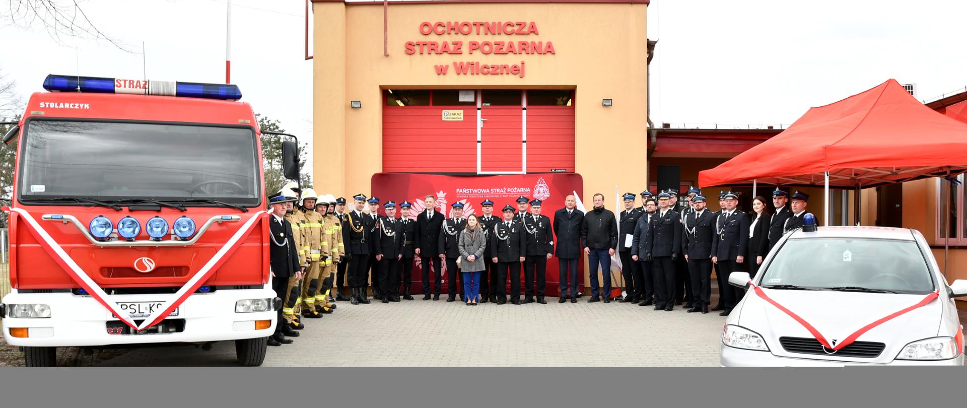 zaproszeni goście oraz strażacy przedstawia zdjęcie grupowe na tle jednostki OSP Wilczna