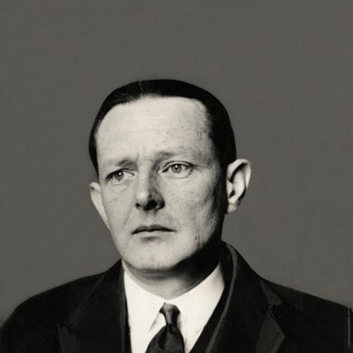 Edward B. Raczyński - portret mężczyzny, ciemne włosy, ciemna marynarka, kamizelka, ciemny krawat, biała koszula.