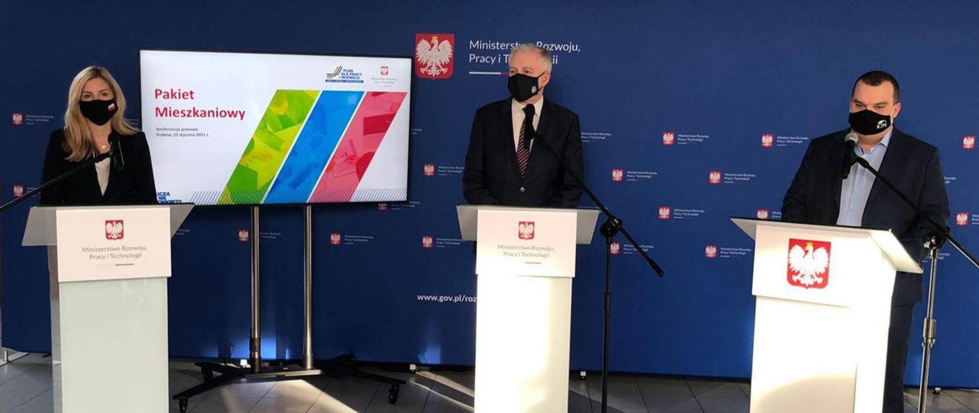 Na zdjęciu wicepremier Jarosław Gowin, wiceminister Anna Kornecka i zastępca prezesa KZN Michał Sroka przemawiają na konferencji prasowej dot. instrumentów polityki mieszkaniowej