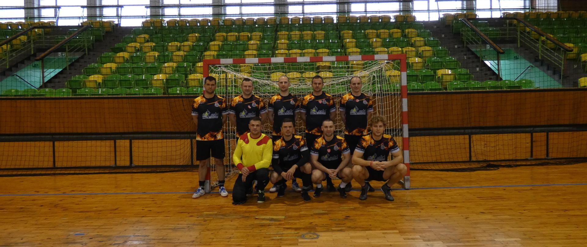 Zdjęcie przedstawia strażaków KP PSP Lesko podczas turnieju w futsalu.