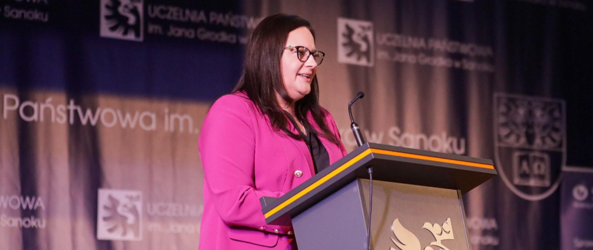 W mównicy z mikrofonem wiceminister Małgorzata Jarosińska-Jedynak