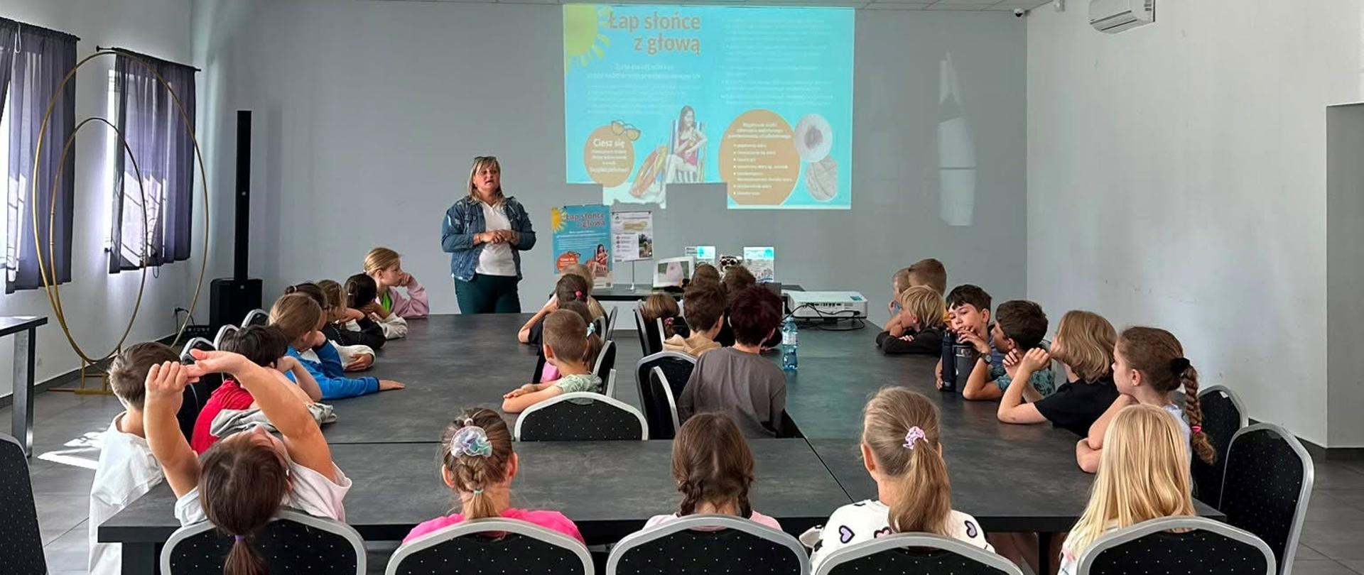 Zajęcia edukacyjne dla dzieci uczestniczących w półkoloniach w Centrum Wspinaczkowym Skarpa w Bytomiu