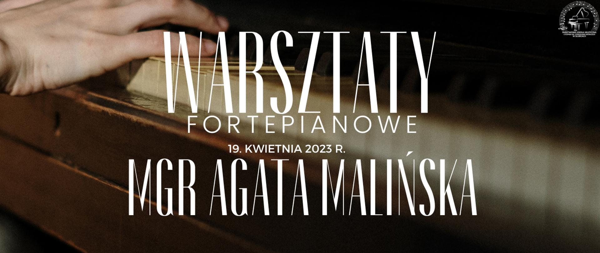 Zapowiedź warsztatów, w tle fragment ręki osoby grającej na fortepianie, na tym nazwa, data i nazwisko osoby prowadzącej warsztaty.