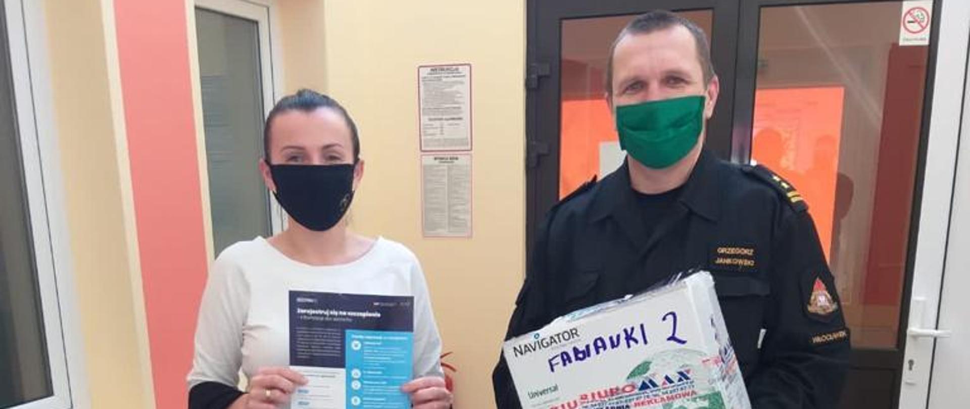 Strażacy rozpoczęli kolportaż ulotek informacyjnych na temat profilaktyki oraz szczepień przeciwko COVID-19