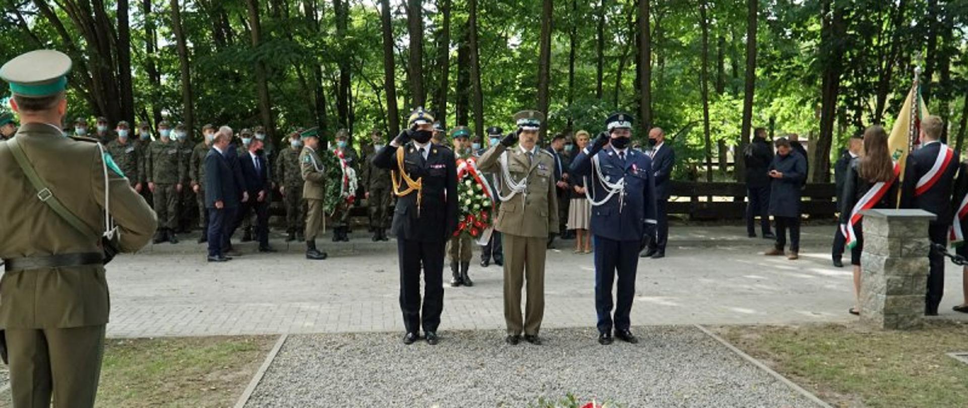 Obchody 81 rocznicy sowieckiej napaści na Polskę – wysocy rangą wojskowi oddają honory przed pomnikiem. W tle pozostali uczestnicy uroczystości.
