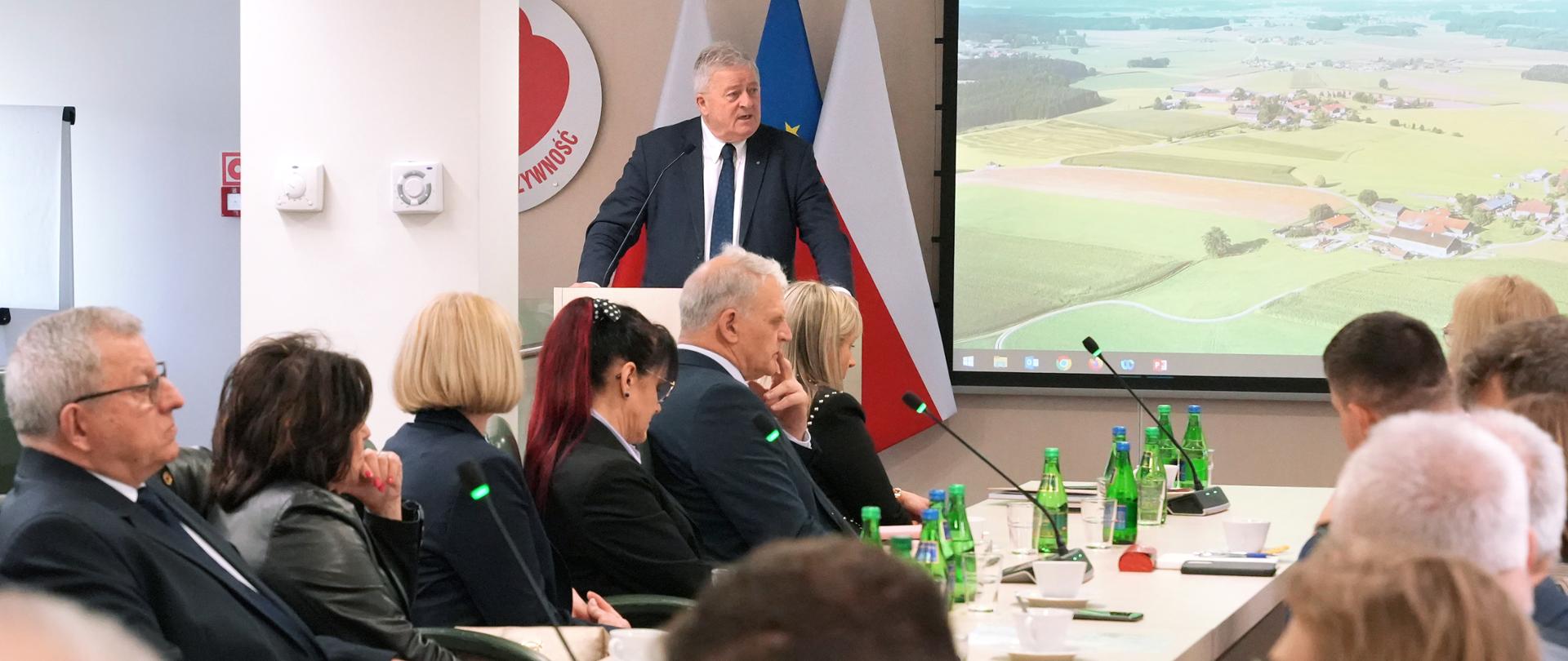 Minister Czesław Siekierski podczas spotkania z dyrektorami szkół rolniczych