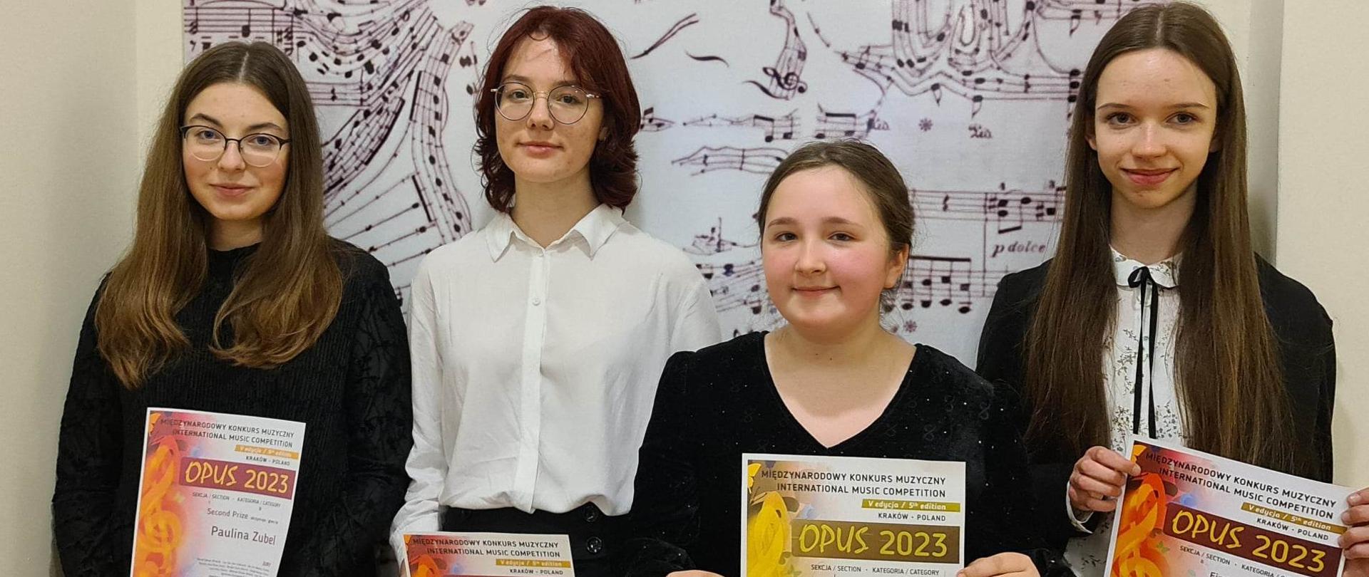 Na zdjęciu uczennice szkoły z dyplomami konkursu Opus 2023 - Paulina Zubel, Olga Drozdowska, Laura Pietryka, Emilia Linka