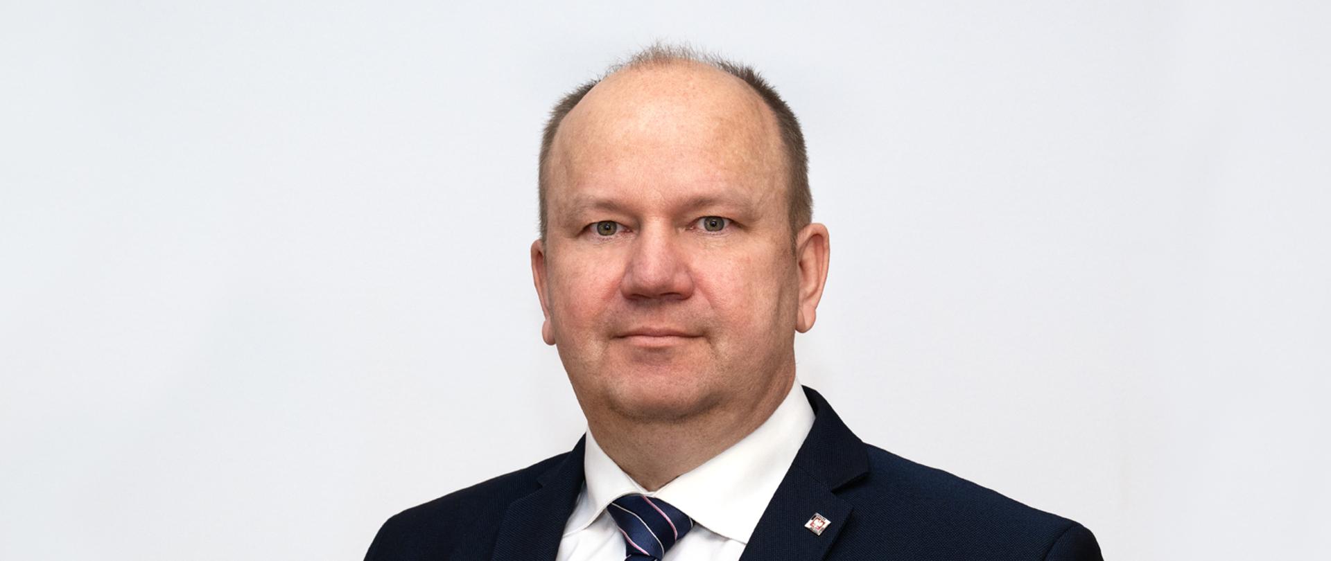 Członek Rady - Pan Włodzimierz Paterka - na szarym tle w garniturze