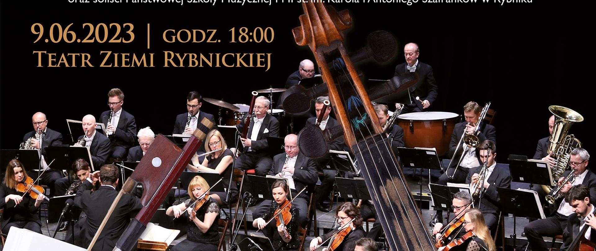 Kolorowe zdjęcie Filharmonii Rybnickiej z koncertu w Teatrze Ziemi Rybnickiej - członkowie orkiestry ubrani w galowe stroje (panowie we fraki i białe koszule, panie czarne suknie) i grający na instrumentach a w lewym rogu żółty napis 9.06.2023 godz. 18.00 Teatr Ziemi Rybnickiej